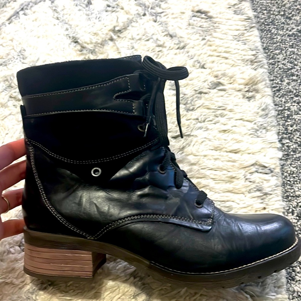 Dromedaries European boots, black in color, excellent fall or winter boot!